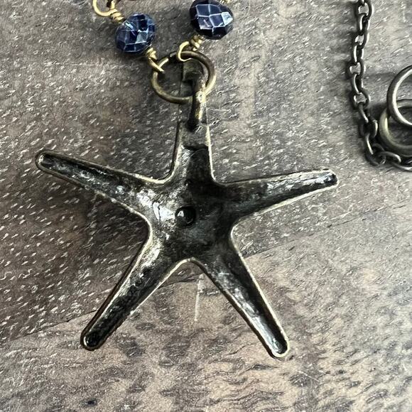 Textured starfish blue beaded station pendant necklace on god tone chain - Picture 5 of 7